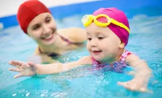 为什么婴儿天生就会游泳?