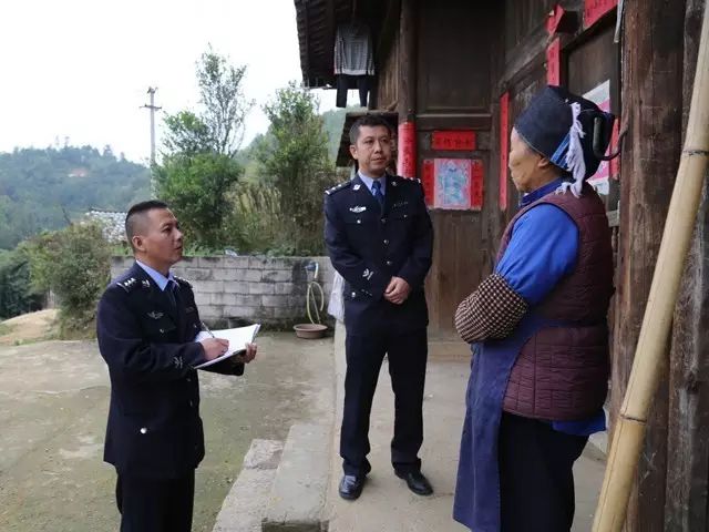 雅安芦山县多少人口_20日,雅安芦山县,救援人员救出一位被地震废墟掩埋的母亲(2)