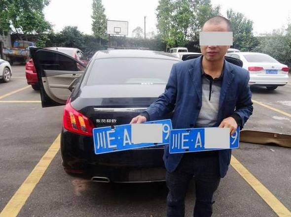 惊呆!富顺交警查车,这个司机竟撒腿就跑!然后…